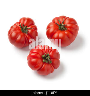 Rossi freschi maturi pomodori merinda su sfondo bianco Foto Stock