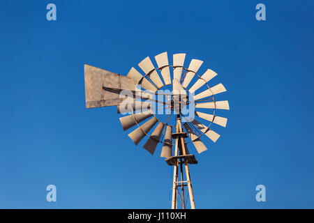 Close-up di un windmil e cielo blu Foto Stock