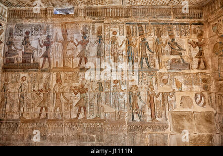 Della pietra che intaglia e dipinti murali con geroglifici all'interno di Hathor tempio Deir el-Medina, Luxor, Egitto Foto Stock