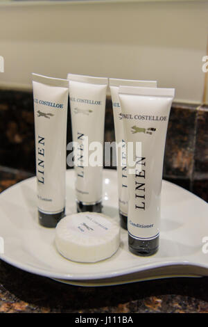 Paul Costelloe toiletries in un hotel stanza da bagno en-suite. Foto Stock