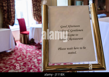Segno nel ristorante di un hotel chiedendo agli ospiti di attendere di essere seduti. Foto Stock