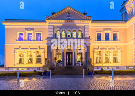 Al di fuori del Manor House Country Hotel, Enniskillen durante la notte. Foto Stock