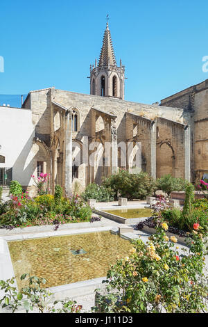 Avignon, Francia, 9 Settembre 2016: Piazza Agricol Perdiguier nel centro storico di Avignone in Francia con sullo sfondo la torre di tempio Foto Stock