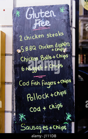 Senza glutine menu al di fuori di un pesce e chip shop Foto Stock