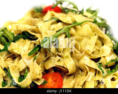 Deliziosi piatti di pasta italiana con verdure fotografato in close-up Foto Stock