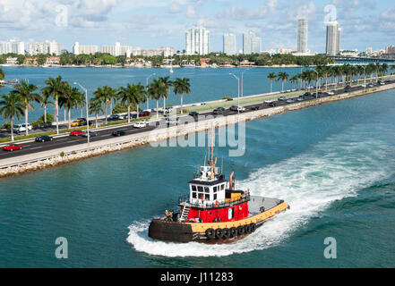 Il rimorchiatore che viaggia lungo il MacArthur Causeway della città di Miami (Florida). Foto Stock