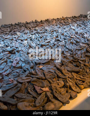 WASHINGTON, DC, Stati Uniti d'America - Stati Uniti Museo commemorativo di Holocaust. Mostra delle scarpe trovate a Majdanek camp di Lublin, Polonia a liberazione di luglio 1944. Foto Stock