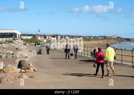 La gente camminare lungo la passeggiata del lungomare Seaburn, lunedì di Pasqua 2017, Sunderland, England, Regno Unito Foto Stock