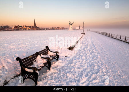 La neve sul promenande in inverno vicino al mulino a vento a Lytham St Annes. Foto Stock