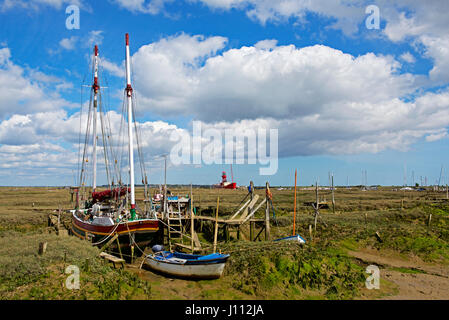 Barche sul saltmarsh, Tollesbury, Essex, Inghilterra, Regno Unito Foto Stock