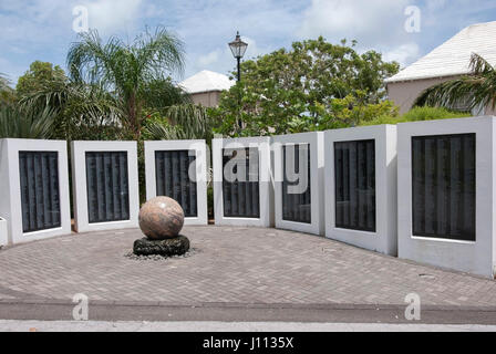 Bermuda Memoriale di guerra nell'armadio edificio giardino fronte strada Hamilton Bermuda 2010 moderno di prima seconda guerra mondiale WW1 WW2 memorial il cenotafio rememb Foto Stock