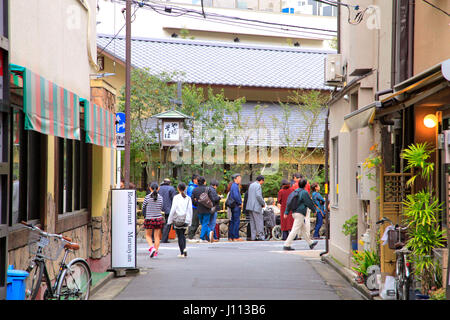 Kanda yabu soba ristorante la gente in coda per il pranzo a Tokyo Giappone Foto Stock