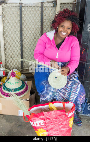 Street Bosotho hat weaver, Kingsway, MASERU Maseru District, Regno di Lesotho Foto Stock