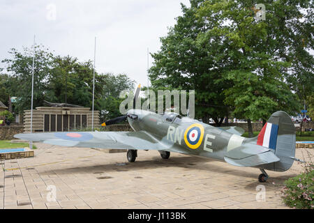 II Guerra Mondiale Spitfire aeromobile in Piazza Makoanyane, Kingsway, MASERU Maseru District, Regno di Lesotho Foto Stock