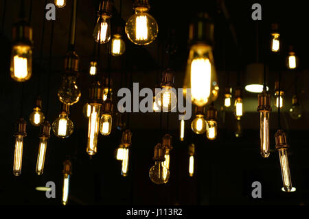 Pila di antiquariato decorativo il tungsteno delle lampadine Foto Stock