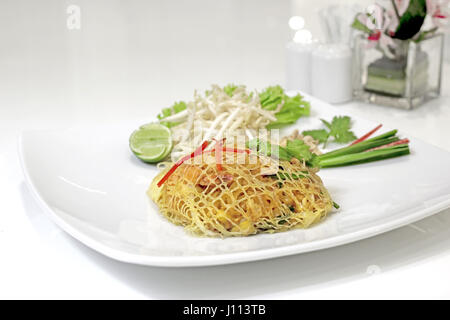 Stir-fried noodles o pad thai isolati su sfondo bianco Foto Stock