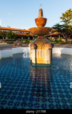 Carmelo dalla missione del mare, al di fuori della vista del patio e fontana, la Missione di San Carlo Borromeo de Carmelo, California, Stati Uniti d'America. Foto Stock