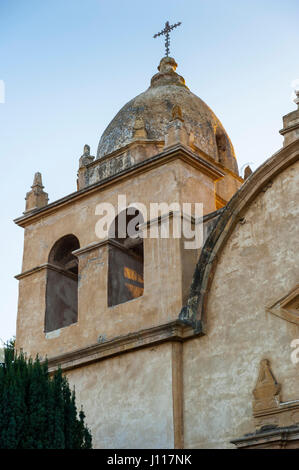 Carmelo dalla missione del mare, al di fuori della vista del campanile di una chiesa, a cupola, la Missione di San Carlo Borromeo de Carmelo, California, Stati Uniti d'America. Foto Stock