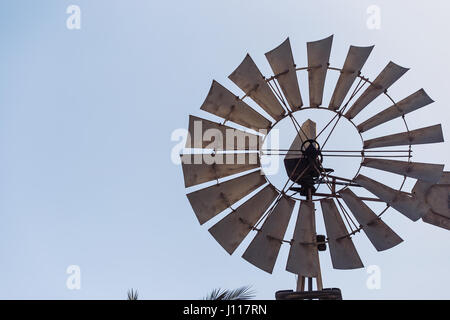 Close-up di un windmil e cielo blu Foto Stock