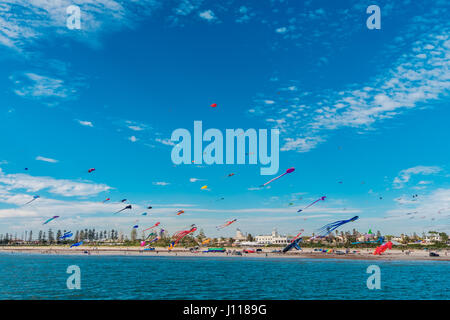 Adelaide, Australia - 15 Aprile 2017: Adelaide International Kite Festival al semaforo Beach. Caso riuniti international kite volantini da Foto Stock