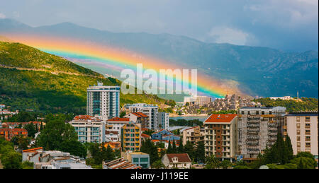 Rainbow sopra la città di Budva Foto Stock