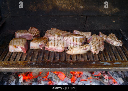 Molti pezzo di carne di manzo la cottura alla griglia su un barbecue Foto Stock