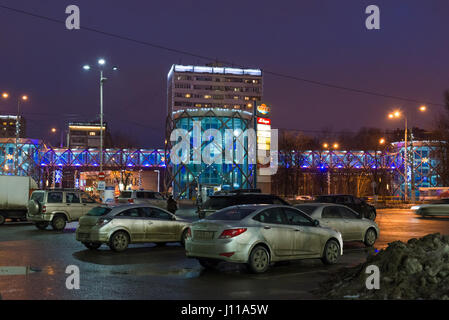 Khimki, Russia - 13 febbraio. 2016. Il paesaggio urbano di notte che si affaccia sulla grande crosswalk Foto Stock