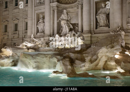 La famosa fontana di Trevi nella notte, roma italia Foto Stock