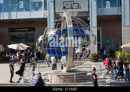 Mosca, Russia - 09.21.2015. Unione centro commerciale sulla zona di Kiev stazione ferroviaria Foto Stock