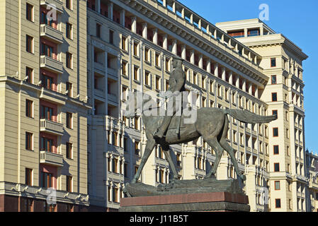 Mosca, Russia - febbraio 18.2016. Il monumento al maresciallo Zhukov sullo sfondo del Four Seasons Hotel Foto Stock