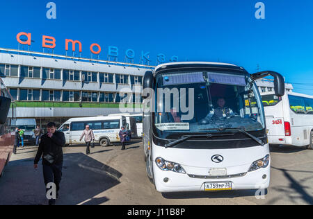 Mosca, Russia - aprile 04.2016. Shchelkovo alla stazione degli autobus e bus sul Piazza Foto Stock