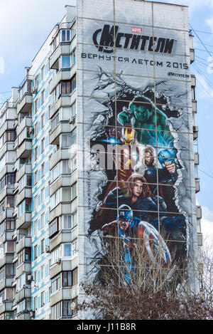 Mosca, Russia - aprile 04.2016. Pubblicità vendicatori Marvel Comics sulla facciata di edificio residenziale Foto Stock