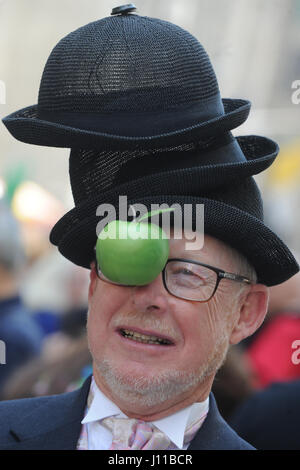 Abaca USA via Press Association Images Paradegoers celebrare la pasqua e la Festa di don cappelli all'Easter Parade e Festival del cofano sulla Quinta Avenue, il 16 aprile 2017 a New York City, NY, STATI UNITI D'AMERICA. Foto di Dennis Van Tine/ABACAPRESS.COM Foto Stock