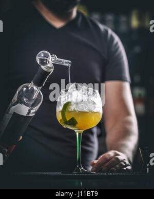 Barman al lavoro, egli è la preparazione di cocktail, il concetto di servizio e bevande Foto Stock