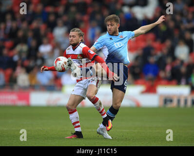 Doncaster Rovers' Alfie Maggio (sinistra) e Blackpool Aimson sarà battaglia per la sfera durante la scommessa del Cielo lega due corrispondono al Keepmoat Stadium, Doncaster. Foto Stock