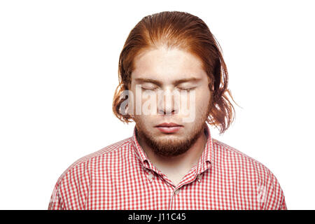 Barbuto imprenditore con camicia rossa e gli occhi chiusi. studio shot isolato su bianco. Foto Stock