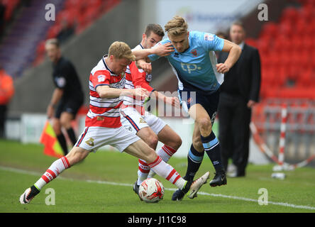 Doncaster Rovers Craig Alcock (sinistra) e Blackpool Brad Potts battaglia per la sfera durante la scommessa del Cielo lega due corrispondono al Keepmoat Stadium, Doncaster. Foto Stock