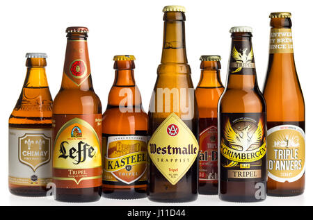 Raccolta di Chimay, Leffe, Kasteel, Val-Dieu, Westmalle, Grimbergen e Anvers birre tripla isolato su uno sfondo bianco Foto Stock