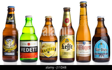 Raccolta di Grimbergen, Vedett, KAsteel, Leffe, Affligem, Val-Dieu birre bionda isolato su uno sfondo bianco Foto Stock