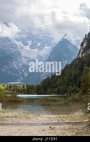 Escursioni nelle Dolomiti. Vicino al Lago di Dobbiaco, Lago di Landro e Dobbiaco tesori d'acqua. Lago di Dobbiaco è situato a 1259 m in Va Foto Stock