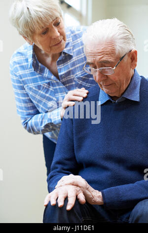 Senior Comfort donna marito sofferenza con Parkinsons Diesease Foto Stock