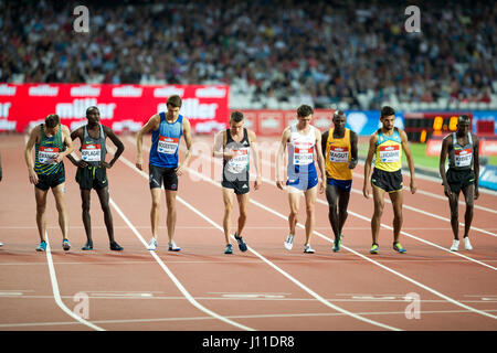 Lee Emanuel (GBR), Silas Kiplagat (KEN), Johan Rogestedt (SWE), Chris O'Hare (GBR), Jake Wightman (GBR), James Kiplagat Magut (KEN), Thomas Lancashire (GBR), Vincent Kibet (KEN) competere nel Emsley Carr Mile a Londra, Regno Unito, IAAF Diamond League giochi di anniversario. Xxii Luglio 2016 Foto Stock