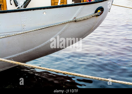 Immagine ritagliata di poppa ormeggiato sul mare a Porto Foto Stock