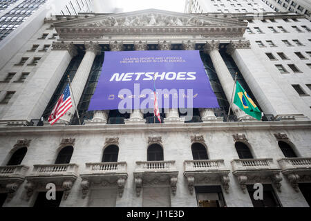 Il New York Stock Exchange è decorata per l'offerta pubblica iniziale di Netshoes Mercoledì, 12 aprile 2017. Netshoes (Cayman) Ltd. vende sport e stile di vita prodotti online in America Latina. (© Richard B. Levine) Foto Stock