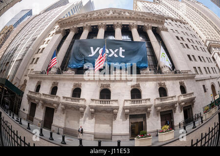 New York Stock Exchange lavoratori rimuovere il banner per l'offerta pubblica iniziale della società di tecnologia Yext giovedì, 13 aprile 2017. Il New York based Yext fornisce un cloud basato sulla tecnologia che consente alle aziende di gestire i propri annunci attraverso vari motori di ricerca. (© Richard B. Levine) Foto Stock