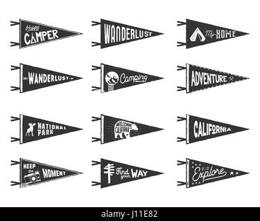 Set di avventura, surf, camping fiamme. Retrò etichette monocromatica. Vintage disegnati a mano wanderlust stile. Isolato su sfondo bianco. Buona per t-shirt, mug, altre identità. Illustrazione Vettoriale Illustrazione Vettoriale