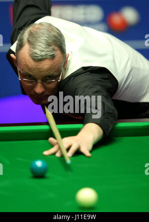 Martin Gould durante la sua partita contro John Higgins il giorno tre del Betfred Snooker Campionati del mondo al Crucible Theatre, Sheffield. Foto Stock