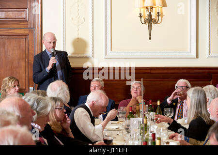 Harry Mount Oldie pranzo letterario 11-04-17, Valerie Grove Harry Mount Alan Johnson Barry Cryer Maria Kenny Marjorie Wallace Christopher Sykes Foto Stock