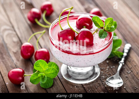 Di yogurt fresco con sentori di ciliegia e semi di Chia, deliziosi dessert per una sana prima colazione Foto Stock