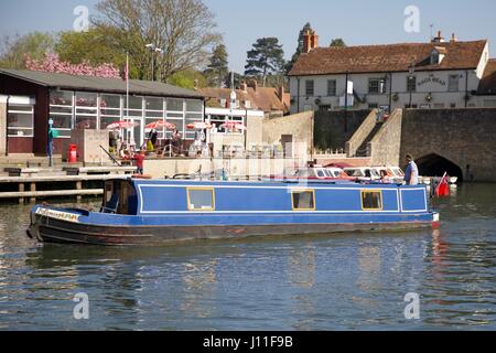 Un Narrowboat sul Fiume Tamigi Foto Stock